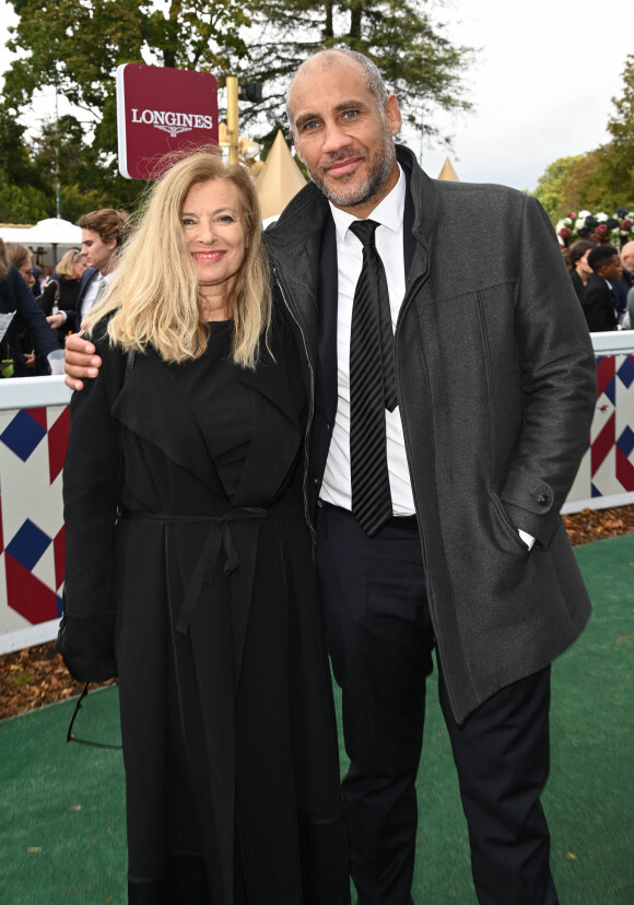 Valérie Trierweiler et son compagnon Romain Magellan - Qatar Prix de l'Arc de Triomphe à l'hippodrome Paris Longchamp le 2 octobre 2022. © Coadic Guirec/Bestimage/Bestimage