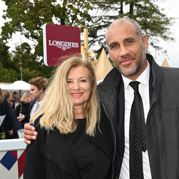 Valérie Trierweiler et son compagnon Romain Magellan - Qatar Prix de l'Arc de Triomphe à l'hippodrome Paris Longchamp le 2 octobre 2022. © Coadic Guirec/Bestimage/Bestimage