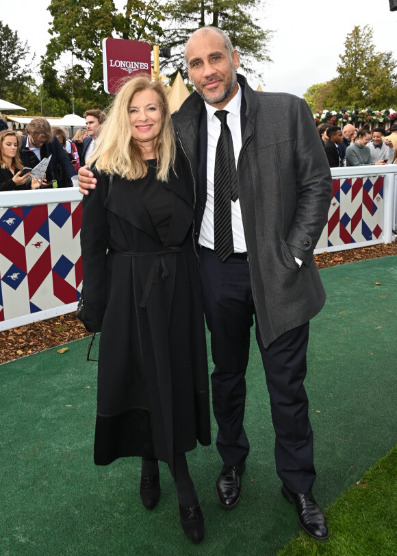 Valérie Trierweiler et son compagnon Romain Magellan - Qatar Prix de l'Arc de Triomphe à l'hippodrome Paris Longchamp le 2 octobre 2022. © Coadic Guirec/Bestimage/Bestimage