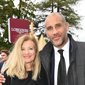 Valérie Trierweiler et son compagnon Romain Magellan - Qatar Prix de l'Arc de Triomphe à l'hippodrome Paris Longchamp le 2 octobre 2022. © Coadic Guirec/Bestimage/Bestimage