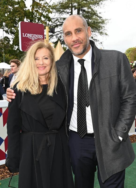 Valérie Trierweiler et son compagnon Romain Magellan - Qatar Prix de l'Arc de Triomphe à l'hippodrome Paris Longchamp le 2 octobre 2022. © Coadic Guirec/Bestimage/Bestimage