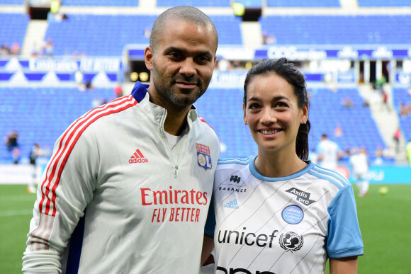 Tony Parker et sa compagne Alize Lim lors du match de football caritatif entre l'OL Légendes et la team Unicef au Groupama Stadium à Lyon en faveur des enfants d'Ukraine et pour célébrer les 20 ans du premier titre de Champion de France de l Olympique Lyonnais. © Romain Doucelin / Bestimage