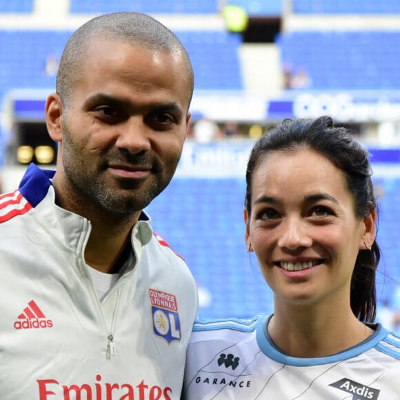 Tony Parker et sa compagne Alize Lim lors du match de football caritatif entre l'OL Légendes et la team Unicef au Groupama Stadium à Lyon en faveur des enfants d'Ukraine et pour célébrer les 20 ans du premier titre de Champion de France de l Olympique Lyonnais. © Romain Doucelin / Bestimage