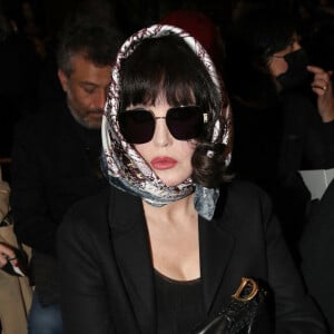 Semi-exclusif - Isabelle Adjani - Défilé Dior Prêt-à-porter Automne/Hiver 2022/2023 dans le cadre de la Fashion Week de Paris, France, le 1er Mars 2022. © Borde-Rindoff/Bestimage