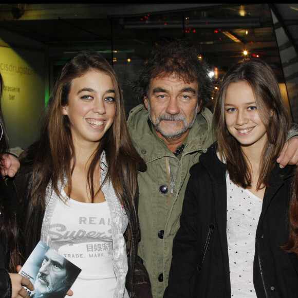 Olivier Marchal entre ses filles Léa, Zoé et des amies - Avant-première du film Les Lyonnais à Paris le 27 novembre 2011. 