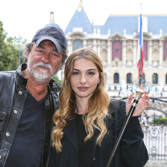 Marie Colomb, Olivier Marchal - Remise du prix Vidocq 2021 à Marie Colomb, qui a incarné le rôle de Laëtitia, jeune fille de 18 ans enlevée et assassinée près de Nantes, en la Préfecture de Lille, lors du Festival Séries Mania. Le 27 août 2021