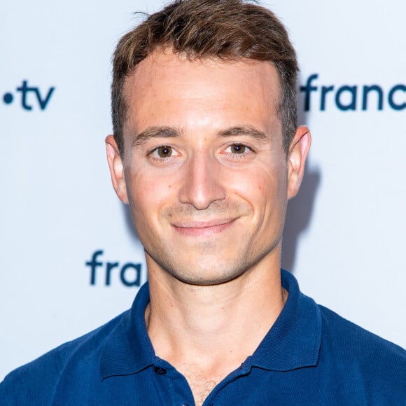 Hugo Clément lors du photocall dans le cadre de la conférence de presse de France Télévisions au Pavillon Gabriel à Paris, France, le 24 août 2021. © Pierre Perusseau/Bestimage