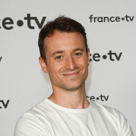 Hugo Clément au photocall pour la conférence de presse de rentrée de France TV à la Grande Halle de la Villette à Paris, France, le 6 juillet 2022. © Coadic Guirec/Bestimage