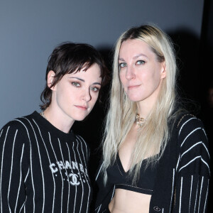 Kristen Stewart et sa fiancée Dylan Meyer au défilé prêt-à-porter Printemps-Été 2023 de Chanel au Grand Palais éphémère de Paris, le 4 octobre 2022