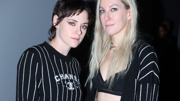 Kristen Stewart et Dylan Meyer : Rare apparition du couple chez Chanel, les fiancées assorties, chics et grunge !