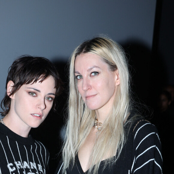 Kristen Stewart et sa fiancée Dylan Meyer au défilé prêt-à-porter Printemps-Été 2023 de Chanel au Grand Palais éphémère de Paris, le 4 octobre 2022