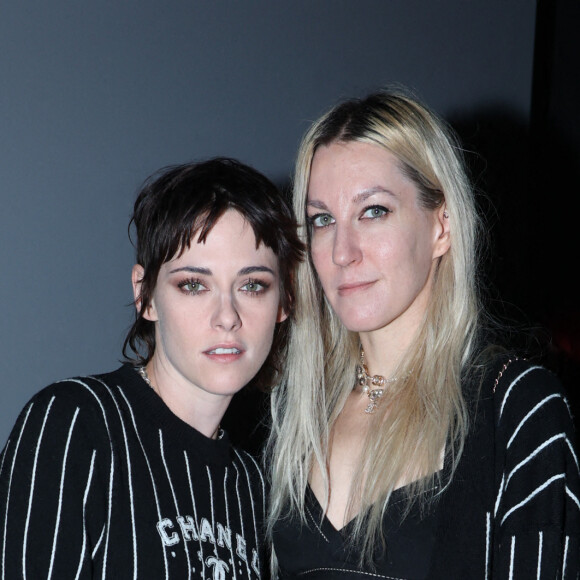 Kristen Stewart et sa fiancée Dylan Meyer au défilé prêt-à-porter Printemps-Été 2023 de Chanel au Grand Palais éphémère de Paris, le 4 octobre 2022