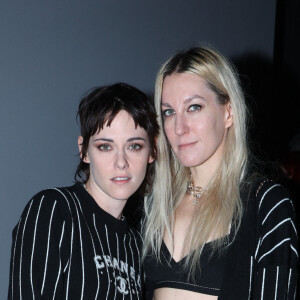 Kristen Stewart et sa fiancée Dylan Meyer au défilé prêt-à-porter Printemps-Été 2023 de Chanel au Grand Palais éphémère de Paris, le 4 octobre 2022