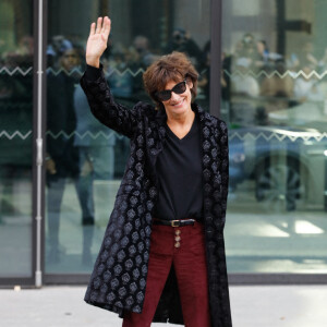 Inès de la Fressange - Arrivées au Défilé Chanel Femme Prêt-à-porter Printemps/Eté 2023 lors de la Fashion Week de Paris (PFW), France, le 4 octobre 2022. © Clovis / Veeren / Bestimage