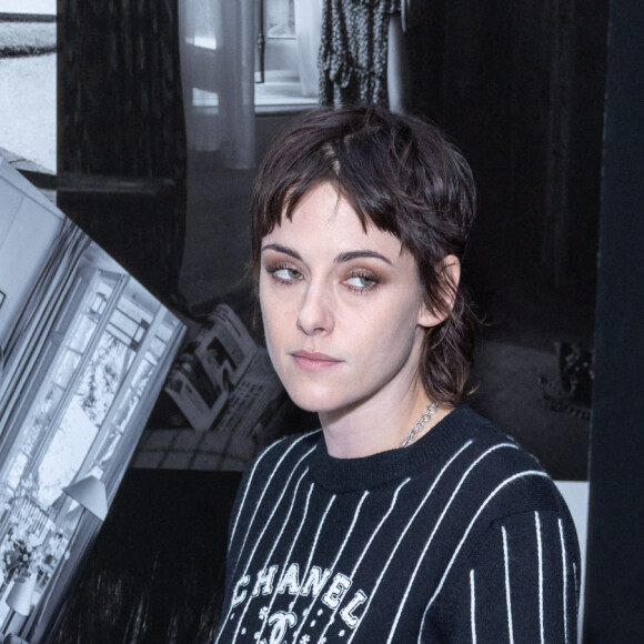 Kristen Stewart - Photocall au défilé Chanel Collection Femme Prêt-à-porter Printemps/Eté 2023 lors de la Fashion Week de Paris (PFW), France, le 4 octobre 2022. © Olivier Borde/Bestimage  Celebs attend the Chanel Womenswear Spring/Summer 2023 show as part of Paris Fashion Week in Paris, France, on October 4, 2022. 
