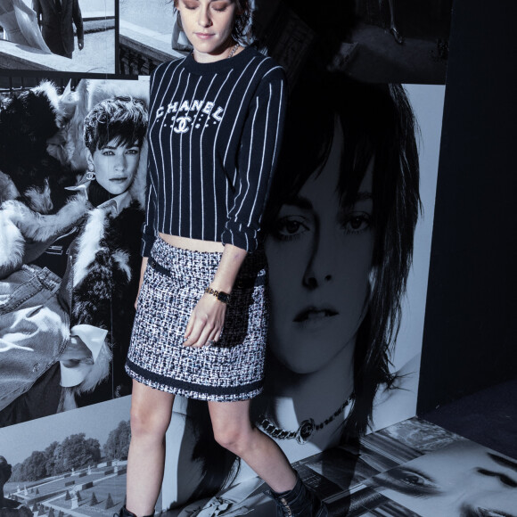 Kristen Stewart - Photocall au défilé Chanel Collection Femme Prêt-à-porter Printemps/Eté 2023 lors de la Fashion Week de Paris (PFW), France, le 4 octobre 2022. © Olivier Borde/Bestimage  Celebs attend the Chanel Womenswear Spring/Summer 2023 show as part of Paris Fashion Week in Paris, France, on October 4, 2022. 