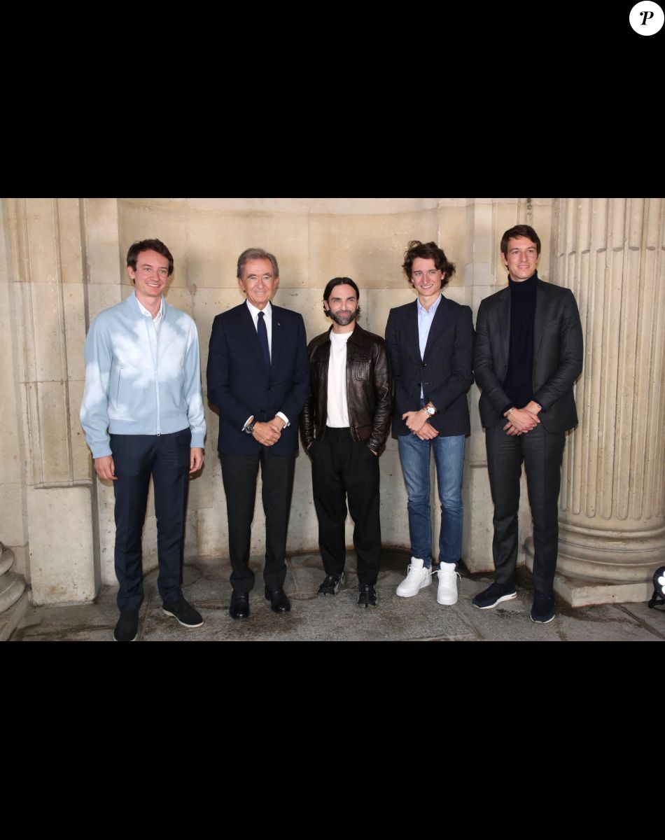 Frédéric Arnault, Bernard Arnault, Nicolas Ghesquière, Jean Arnault et Alexandre Arnault posent après le Défilé de mode Louis Vuitton, Prêt-à-porter Printemps / Eté 2023 dans le cadre de la Fashion Week de Paris, France, le 04 Octobre 2022. © Olivier Borde / Bertrand Rindoff / Bestimage