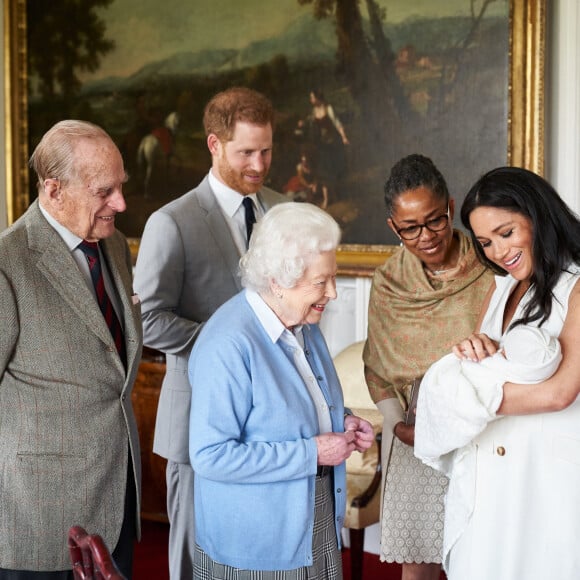 Le prince Philip, duc d'Edimbourg, la reine Elisabeth II d'Angleterre, la mère de Meghan Doria Ragland, le prince Harry, duc de Sussex, Meghan Markle, duchesse de Sussex, et leur fils Archie Harrison Mountbatten-Windsor. Windsor, le 7 mai 2019. 