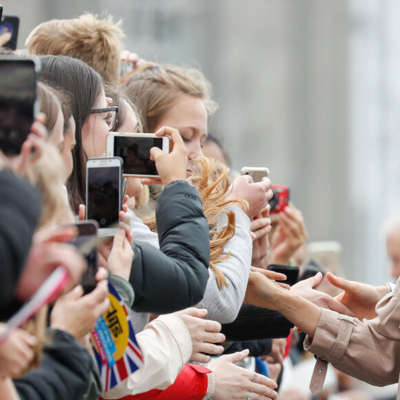Le prince Harry, duc de Sussex, et Meghan Markle, duchesse de Sussex, ont été accueillis par une foule de supporters au Viaduct Harbour à Auckland, Nouvelle-Zélande, le 30 octobre 2018. 