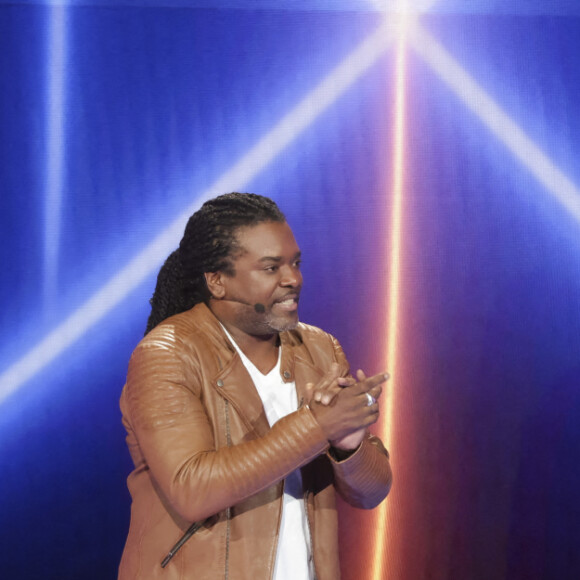 Exclusif - Anthony Kavanagh - Tournage de l'émission "Sketch Story", présentée par L.Boccolini. Le 12 septembre 2022 C'est l'une des nouveautés de cette rentrée 2022. Samedi 8 octobre à 21h10, retrouvez " Sketch Story ", la nouvelle création originale de France 2 © Jack Tribeca / Bestimage 