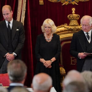 Le prince William, prince de Galles, la reine consort Camilla Parker Bowles et le roi Charles III d'Angleterre - Personnalités lors de la cérémonie du Conseil d'Accession au palais Saint-James à Londres, pour la proclamation du roi Charles III d'Angleterre. Le 10 septembre 2022