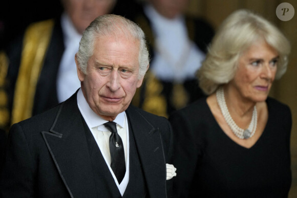 Le roi Charles III d'Angleterre et la reine consort Camilla - Sorties - Les deux Chambres du Parlement se réunissent pour une cérémonie de condoléances à Westminster Hall à Londres, suite au décès de la reine Elisabeth II d'Angleterre