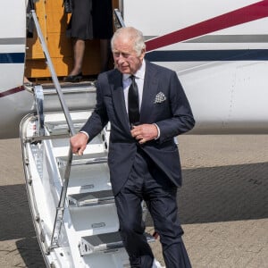 Le roi Charles III d'Angleterre et Camilla, reine consort d'Angleterre, arrivent en jet à l'aéroport de Norfolk, le 9 septembre 2022.