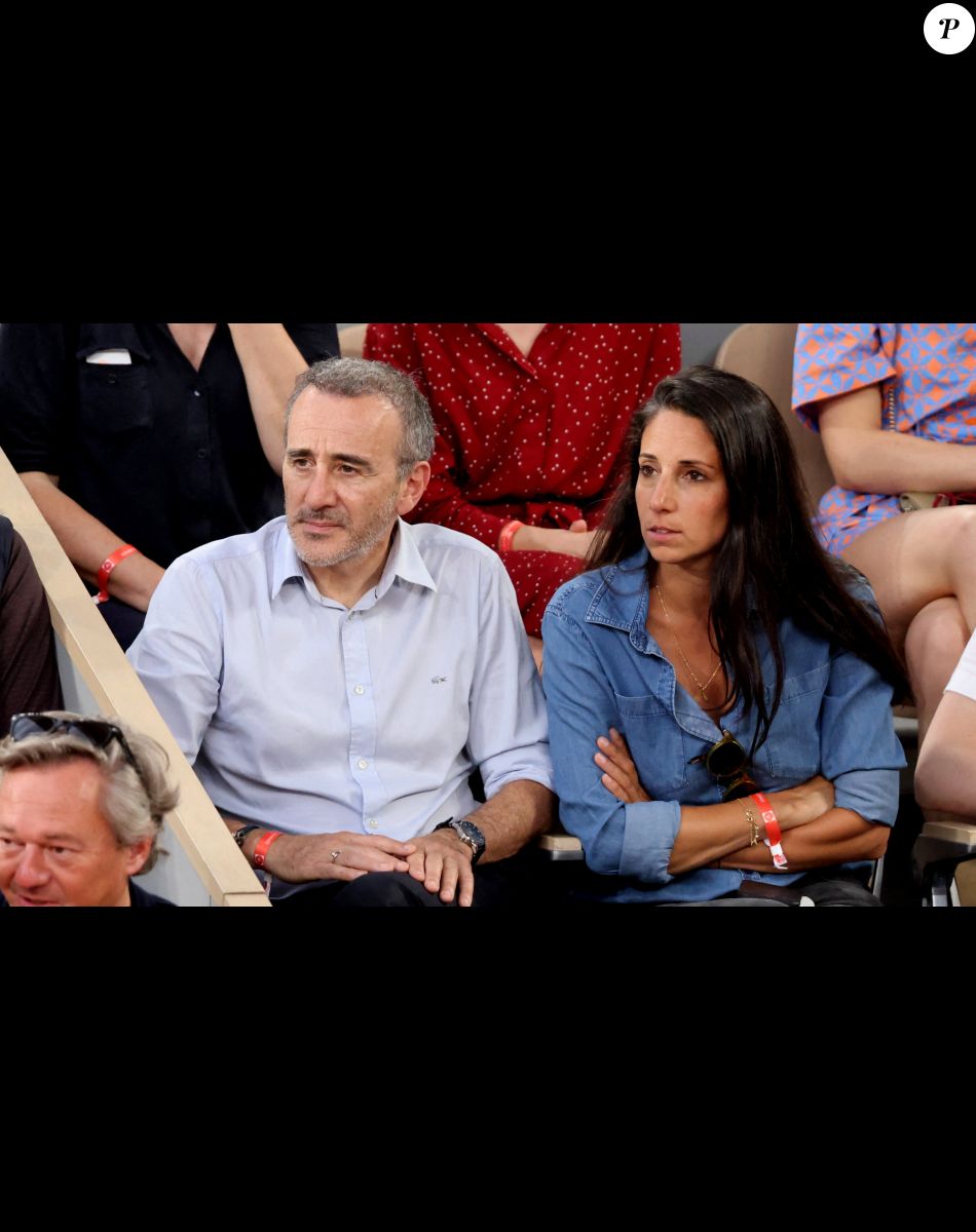 Elie Semoun et Léa Lando lors des Internationaux de France de Tennis de Roland Garros 2022 à Paris, le 4 juin 2022. © Dominique Jacovides/Bestimage