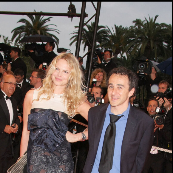 Juliette Gernez et Elie Semoun - Montée des marches du film "Vicky Cristina Barcelona" lors du 61e Festival du film de Cannes.
