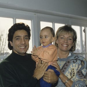 En Belgique, chez lui près de Liège, rendez-vous avec Frédéric François, sa femme Monique et leur fille Victoria. Février 1991. © Bruno Schneider via Bestimage