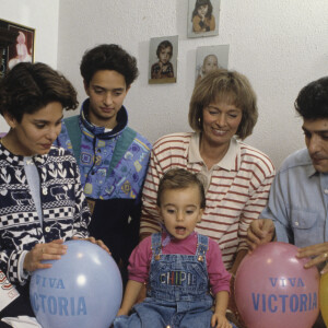 En Belgique, chez lui près de Liège, rendez-vous avec Frédéric François, sa femme Monique et leurs enfants, Vincent, Gloria et Anthony. Février 1992. © Jean Lenoir via Bestimage