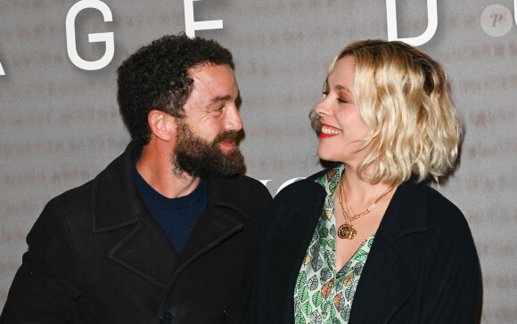 Guillaume Gouix et sa compagne Alysson Paradis étaient invités à l'avant-première du film "Simone, Le Voyage Du Siecle" à l'Unesco. La petite soeur de Vanessa Paradis a fait sa première apparition publique depuis l'accouchement de son 2e enfant.