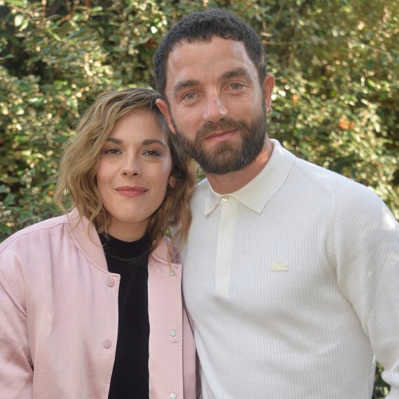 Alysson Paradis et son compagnon Guillaume Gouix - People au défilé Lacoste Collection Prêt-à-Porter Printemps/Eté 2020 lors de la Fashion Week de Paris, le 1er octobre 2019. © Veeren Ramsamy-Christophe Clovis/Bestimage 