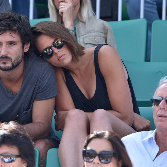 Laure Manaudou et son compagnon Jérémy Frérot (du groupe Fréro Delavega) dans les tribunes lors de la finale des Internationaux de tennis de Roland-Garros à Paris, le 7 juin 2015.