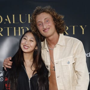 Joalukas Noah avec Jade Hallyday lors de la soirée d'anniversaire de Joalukas Noah, fils de Yannick Noah et Isabelle Camus, pour ses 18 ans à Paris le 10 juin 2022. © Cyril Moreau / Bestimage 