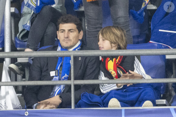 Iker Casillas et son fils - Les célébrités assistent à la victoire du Real Madrid face à Liverpool (1-0) en finale de la Ligue des Champions au stade de France, le 28 mai 2022. © Cyril Moreau / Bestimage