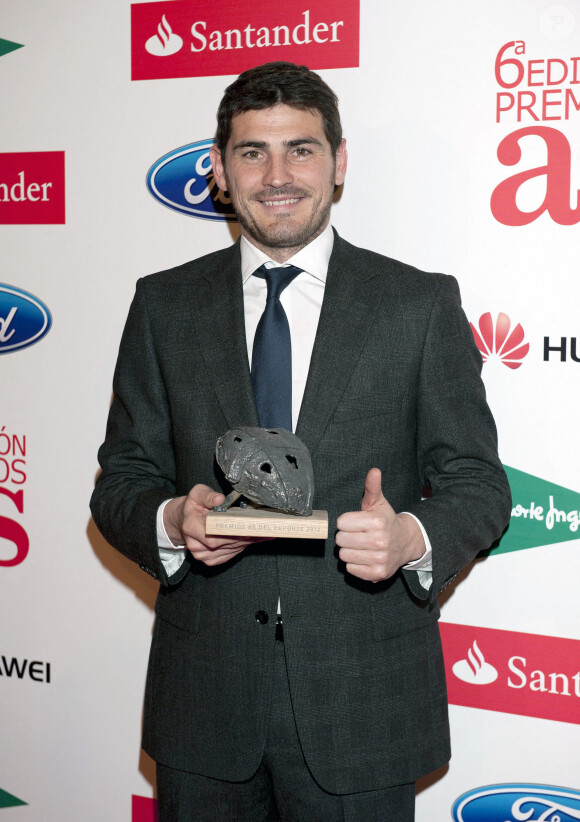 Le footballeur Iker Casillas prend sa retraite. Il a notamment remporté l'Euro 2008, la Coupe du monde 2010 et l'Euro 2012.