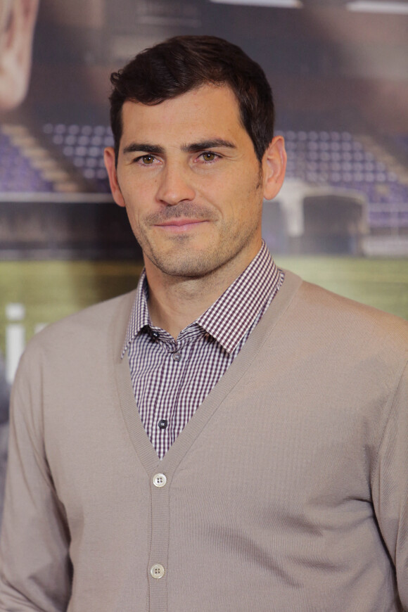 Le footballeur Iker Casillas prend sa retraite. Il a notamment remporté l'Euro 2008, la Coupe du monde 2010 et l'Euro 2012.