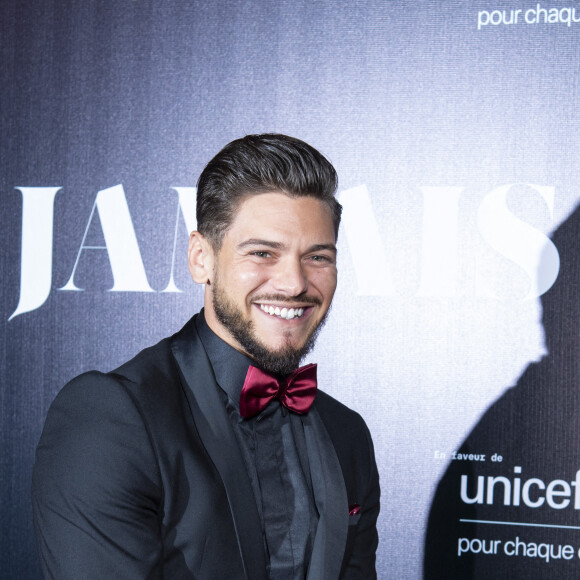 Rayane Bensetti au photocall de la soirée "Unis comme jamais" au profit de l'Unicef, au pavillon Cambon à Paris. Le 8 novembre 2021.© Pierre Perusseau / Bestimage 