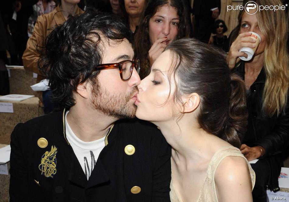 https://static1.purepeople.com/articles/4/49/85/4/%40/362842-sean-lennon-et-charlotte-kemp-muhl-sont-950x0-4.jpg