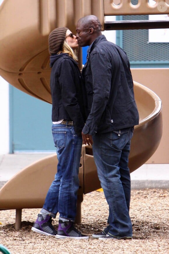 Même dans un parc en jean décontracté , quand Heidi Klum et Seal s'embrassent c'est toujours glamour !