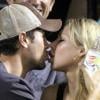 Dans les gradins, Anna Kournikova et son Enrique Iglesias ne semblent pas tellement concentrés sur ce qu'il se passe sur le terrain. Pour leur séance de biz(o)utage, ils obtiennent donc la palme du "baiser le plus sportif" !