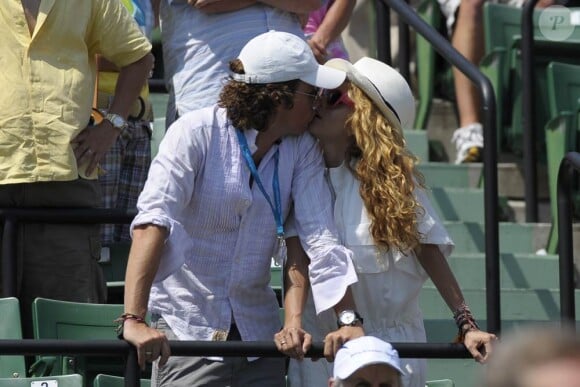 Dans les gradins, Paulina Rubio et son époux ne semblent pas tellement concentrés sur ce qu'il se passe sur le terrain. Pour leur séance de biz(o)utage, ils obtiennent donc la palme du "baiser le plus sportif" !