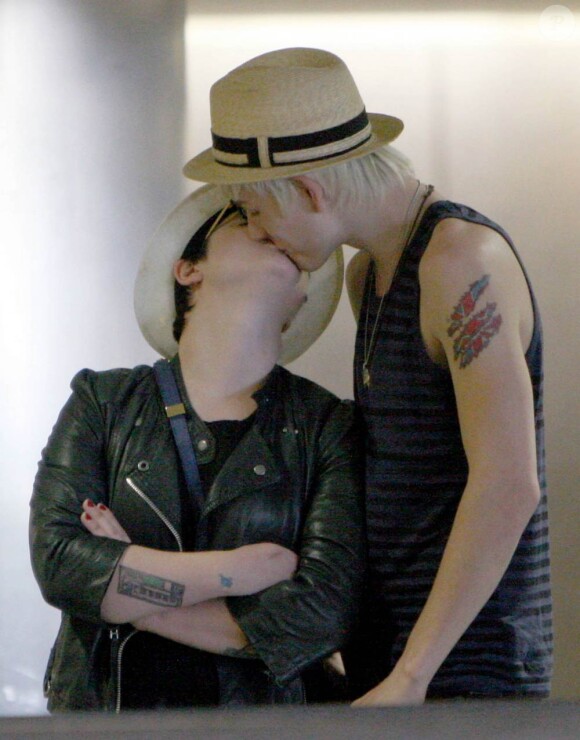 Kelly Osbourne et son mannequin Luke Worrall méritent la palme du baiser le plus rock'n'roll ! 