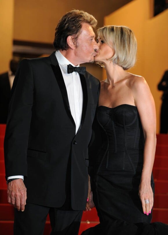 En matière de glamour, Johnny Hallyday et Laeticia ne se débrouillent pas mal non plus ! Un couple ravissant sur tapis rouge !