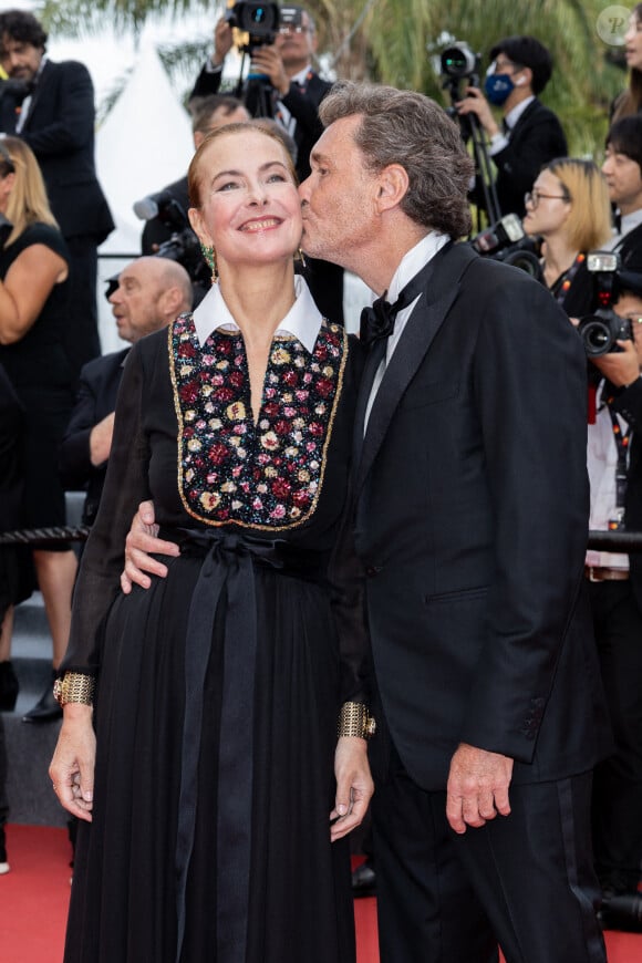Carole Bouquet et son compagnon Philippe Sereys de Rothschild - Montée des marches pour la cérémonie de clôture du 75ème Festival International du Film de Cannes. Le 28 mai 2022 © Olivier Borde / Bestimage.