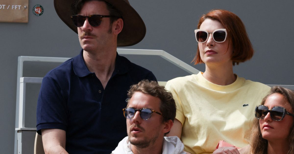 Un Si Grand Soleil En Avance Du 26 Mai 2022 Grégory Nicolaidi, Elodie Frégé en tribunes lors des Internationaux de
