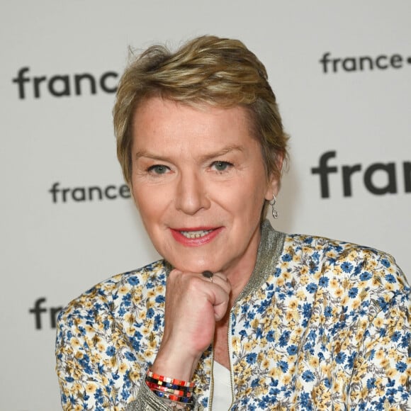 Elise Lucet au photocall pour la conférence de presse de rentrée de France TV à la Grande Halle de la Villette à Paris, France, le 6 juillet 2022. © Coadic Guirec/Bestimage