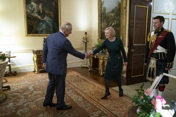 Le roi Charles III d'Angleterre reçoit la première ministre du Royaume Uni en audience au palais de Buckingham à Londres le 12 octobre 2022.