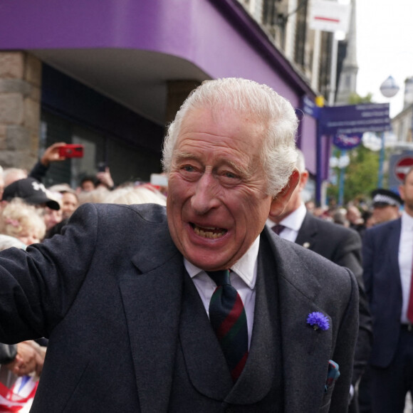 Bain de foule pour le roi Charles III d'Angleterre après la visite de l'abbaye de Dunfermline (Ecosse) pour marquer son 950e anniversaire.